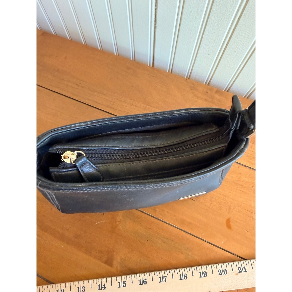 Liz Claiborne Black Faux Leather Small Shoulder Bag Baguette Purse Gold Logo - Picture 11 of 11
